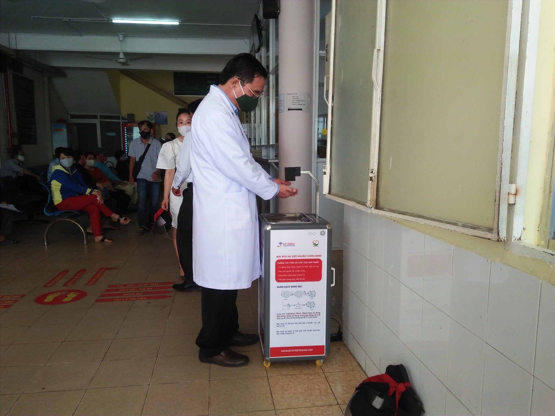 Máy rửa tay diệt khuẩn thông minh được tặng cho Bệnh viện quận 9. Ảnh MK