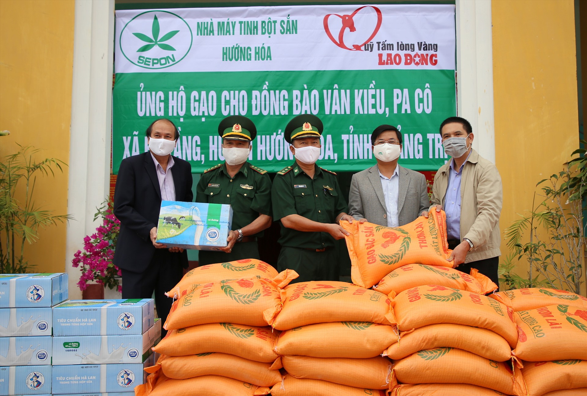 Quỹ Tấm lòng Vàng Lao Động phối hợp với Nhà máy tinh bột sắn Hướng Hóa trao tặng 1 tấn gạo cho Đồn Biên phòng Ba Tầng. Ảnh: Hưng Thơ.