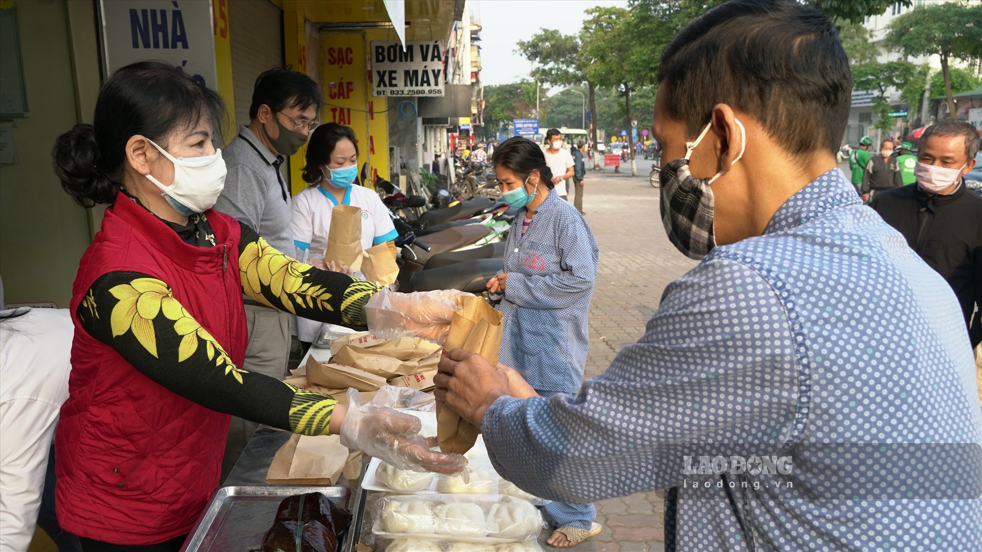 Hoạt động ý nghĩa này sẽ diễn ra từ ngày 13.4 – 17.4. Qua đó, chị Ngọc mong những món quà dù nhỏ đó sẽ san sẻ bớt gánh nặng cho những người khó khăn trong mùa COVID-19.