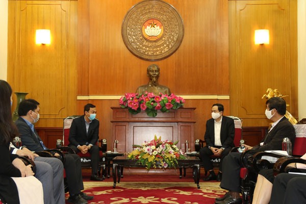 Trần Thanh Mẫn (phải) tiếp Phó Chủ tịch VFF Trần Quốc Tuấn (trái). Ảnh VFF
