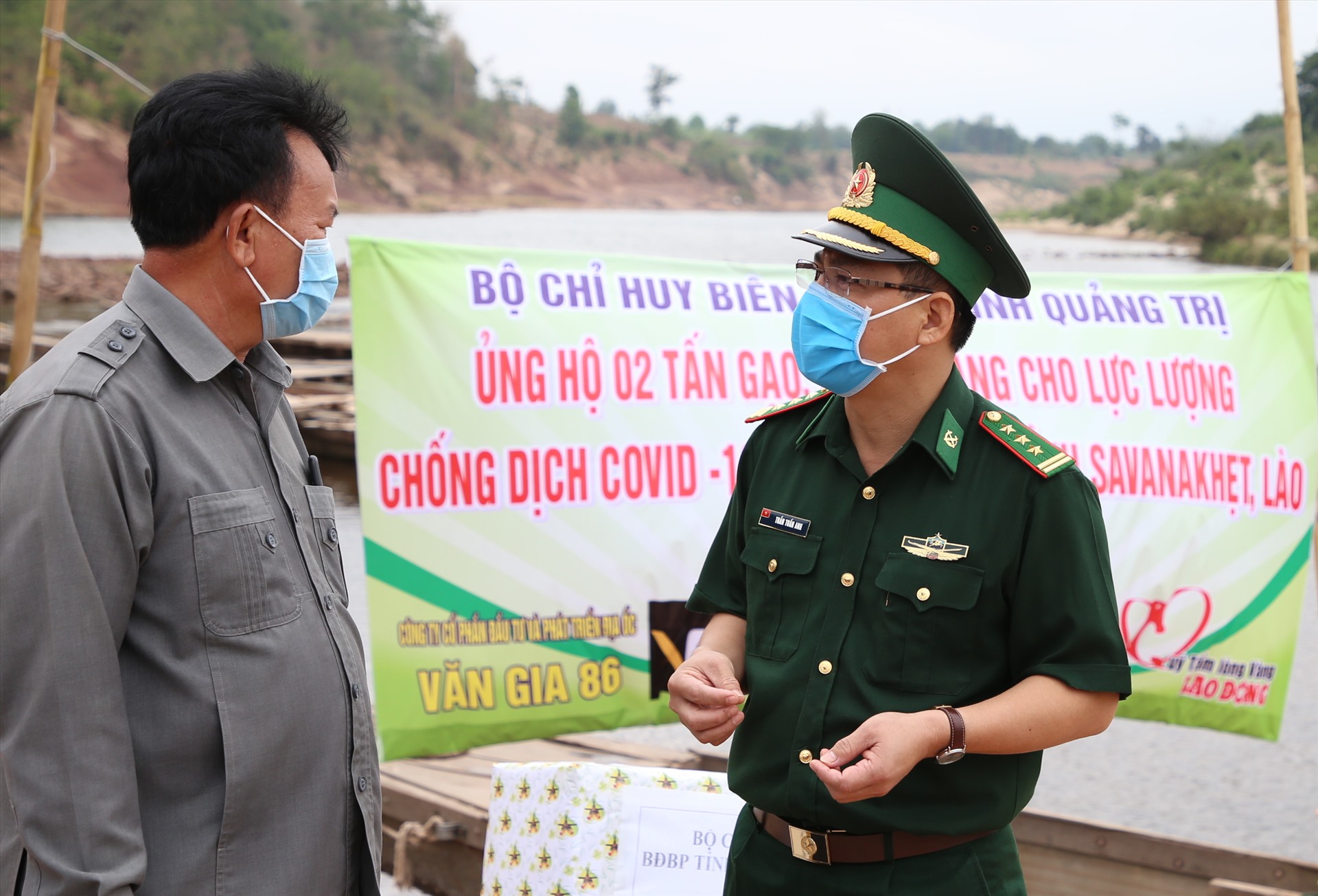 Ông TengOn Chathalanong – Phó Chủ tịch huyện Mường Nòng (bìa phải ảnh) nói rằng, sẽ phối hợp với cơ quan chức năng tỉnh Quảng Trị để làm tốt việc xuất nhập cảnh trái phép ở biên giới.