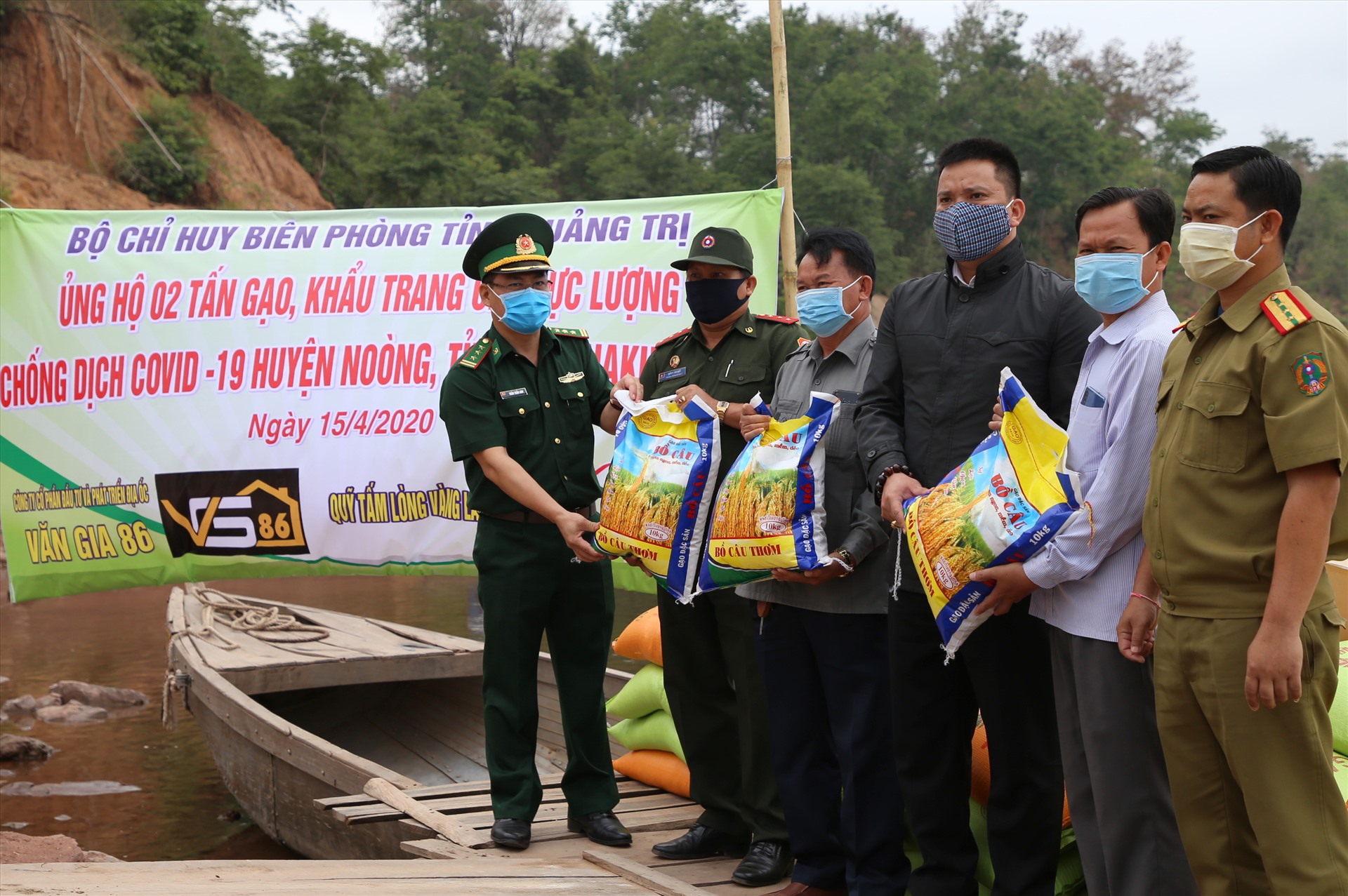 02 tấn gạo, 1.000 trang y tế, 100 khẩu trang vải, 36 chai sát khuẩn, 100 bộ bảo hộ phòng dịch, 100 đôi găng tay được trao cho chính quyền và người dân huyện Mường Nòng.