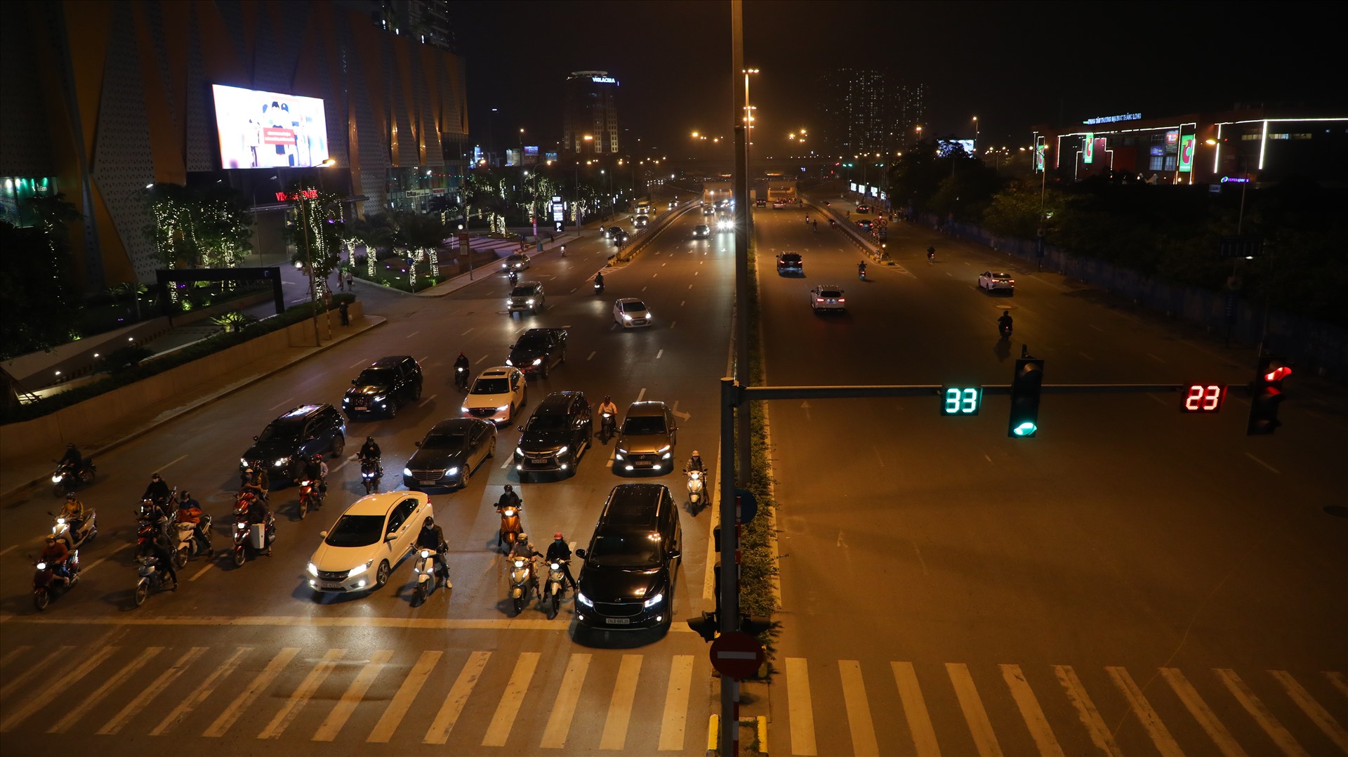 Vào giờ cao điểm, con đường Trần Duy Hưng không còn cảnh tắc đường nhưng mật độ các phương tiện tham gia giao thông đang tăng dần trong những ngày cách ly xã hội.