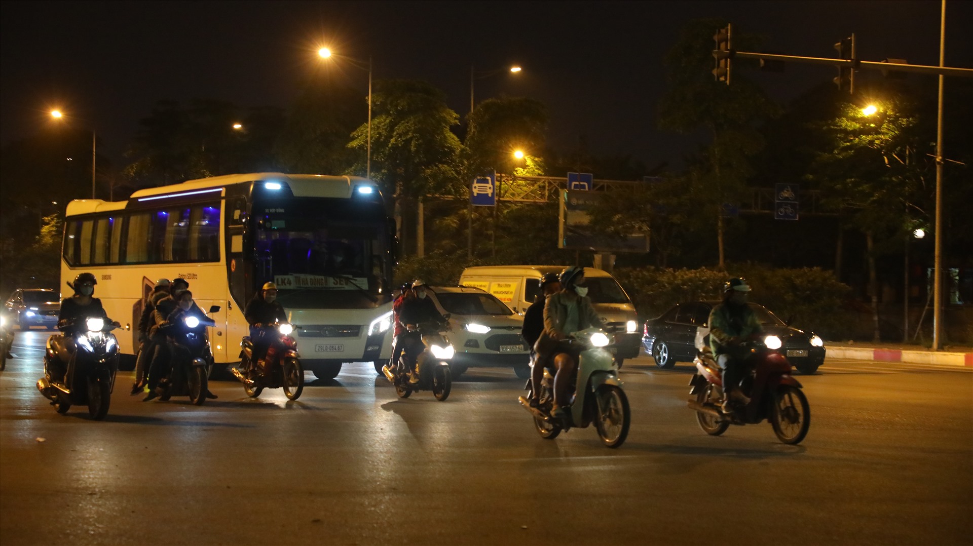 Dòng người tham gia giao thông trên tuyến đường Võ Chí Công (Hà Nội).