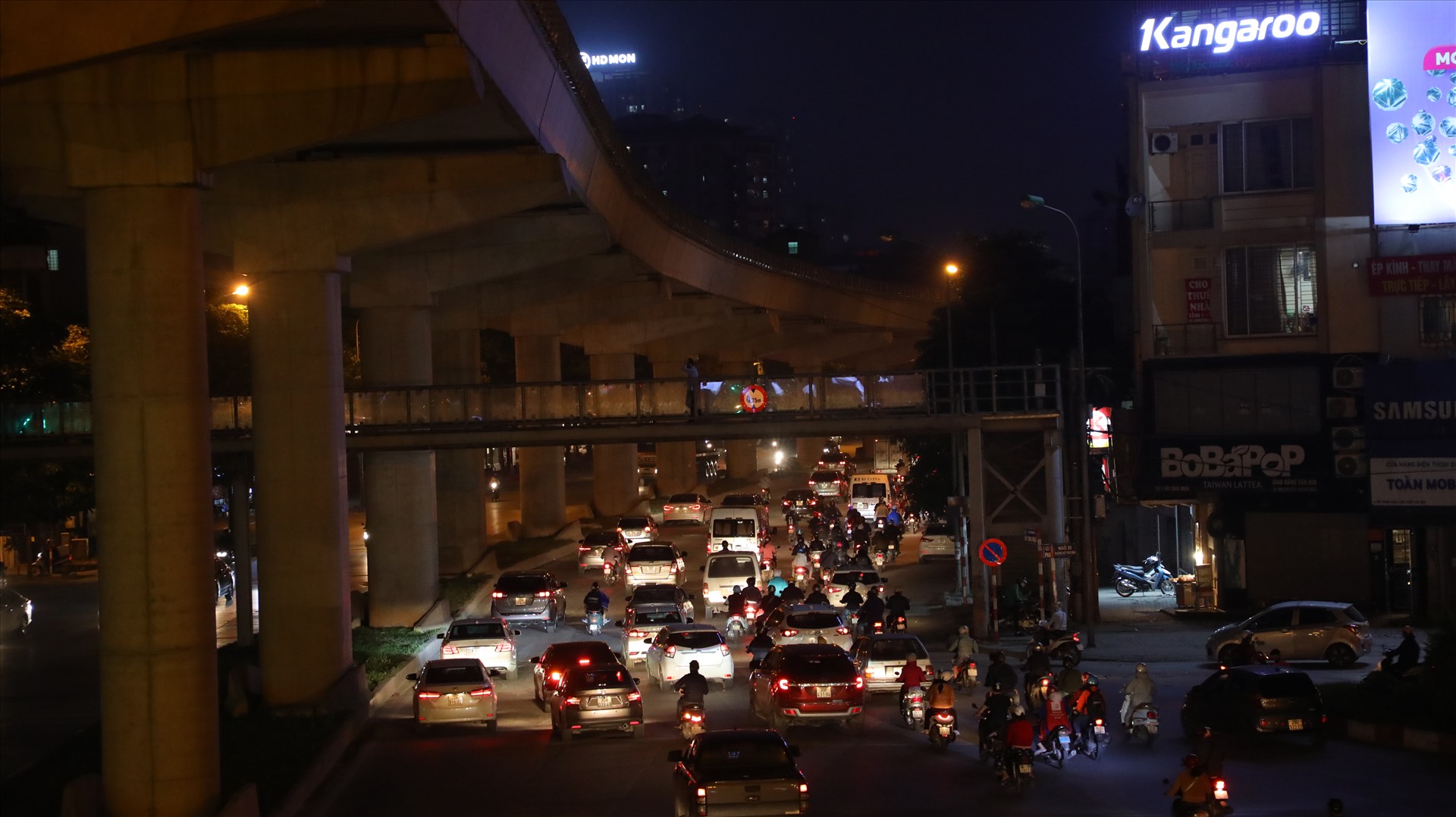 Tối 15.4, hàng loạt tuyến phố trong nội đô Hà Nội tấp nập phương tiện qua lại. Hình ảnh được ghi nhận tại tuyến đường Hồ Tùng Mậu lúc 19 h30 phút.