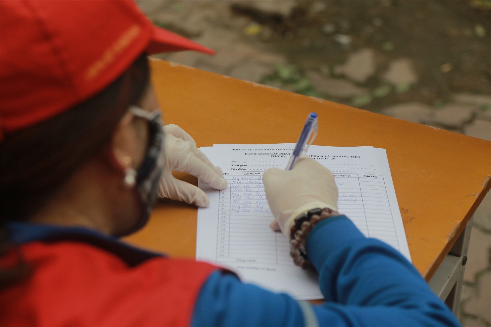 Người dân đăng ký thông tin cá nhân với Hội Chữ thập đỏ thành phố.
