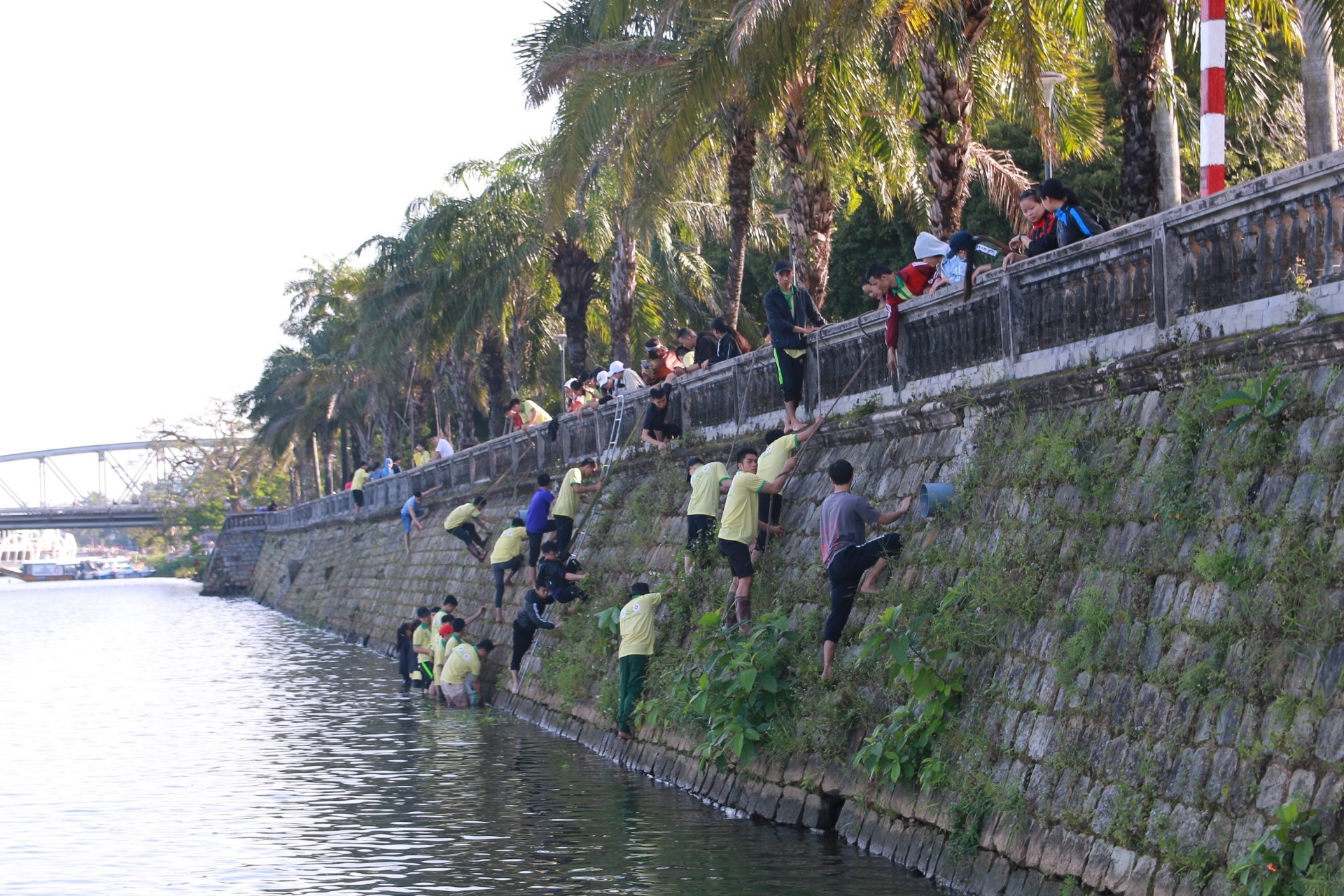 Các môn sinh của Nghĩa Dũng Không Thủ dọn rác sông Hương trong “Ngày chủ nhật xanh” ở Huế. Ảnh: Nghĩa Dũng Không Thủ