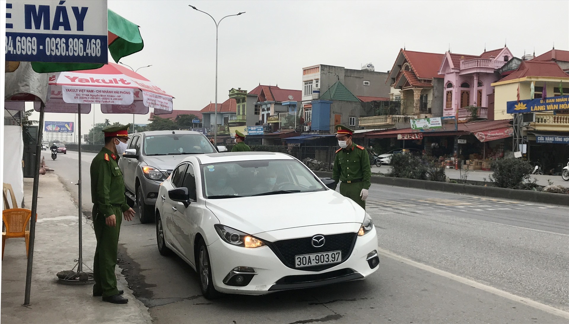 Phương tiện về từ các địa phương trong nhóm nguy cơ cao lây lan dịch COVID-19 như Hà Nội, Bắc Ninh được kiểm soát nghiêm ngặt. Ảnh Đặng Luân