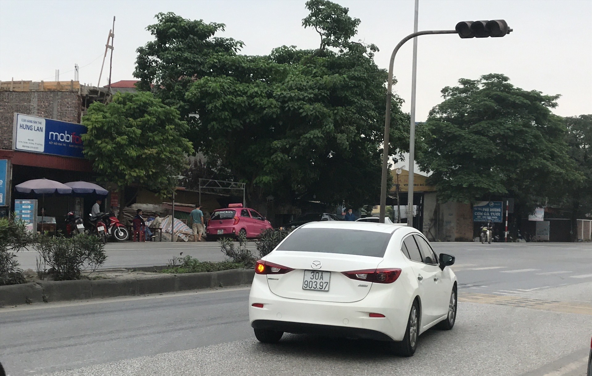 Một phương tiện người về từ Hà Nội được yêu cầu quay đầu xe, không vào thành phố. Ảnh Đặng Luân