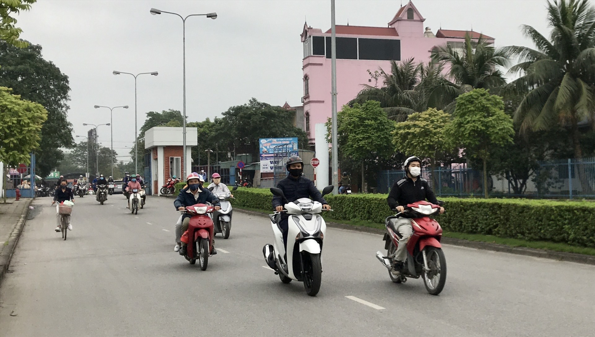 Công nhân, lao động từ các tỉnh Hải Dương, Thái Bình được quay trở lại Hải Phòng làm việc mà không phải cách ly y tế từ 16.4. Ảnh Đặng Luân