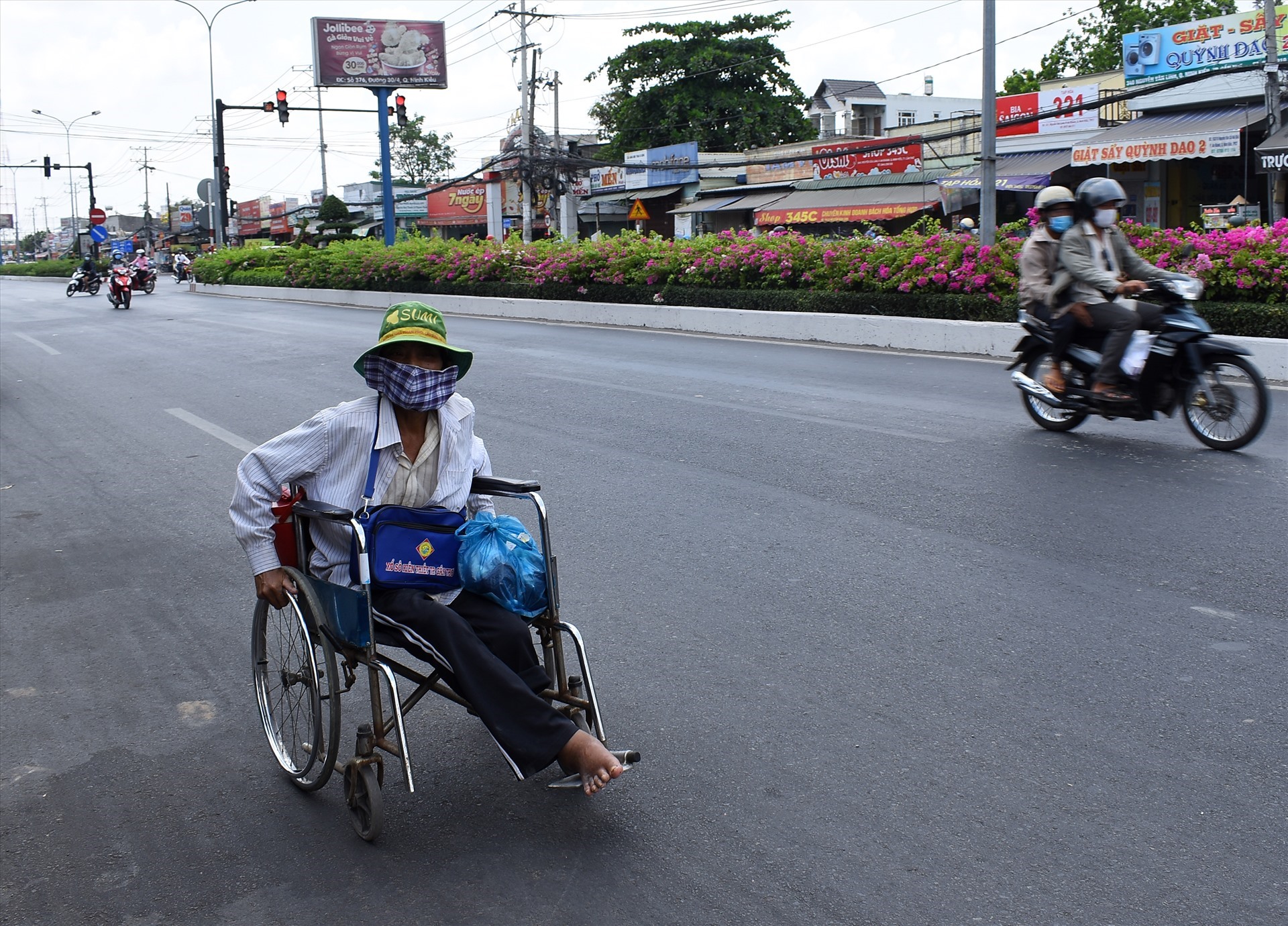 Một người khuyết tật bán vé số dạo trên đường phố Cần Thơ trước ngày 1.4. Ảnh: Thành Nhân.