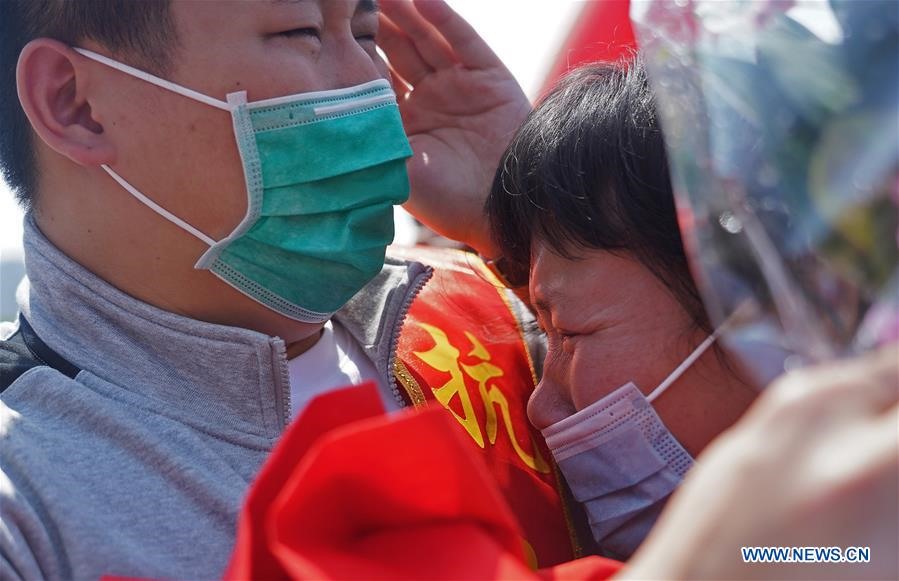 Liu Jun (trái) ôm mẹ sau khi cách ly 14 ngày tại khu vực Xianghu của Bệnh viện liên kết thứ nhất của Đại học Nam Xương ở Nam Xương, tỉnh Giang Tây hôm 15.4. Ảnh: Xinhua.