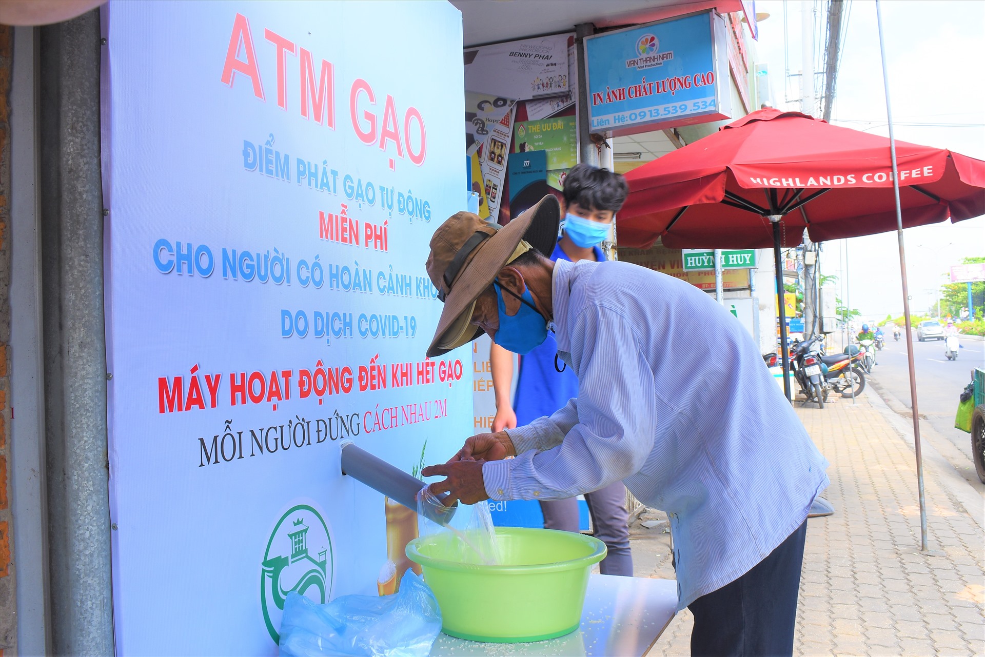 Cây ATM gạo ở thành phố Cần Thơ hoạt động đã “giải khát” giúp người lao động vượt qua khó khăn trong “cơn đại dịch COVID-19“. Ảnh: Thành Nhân
