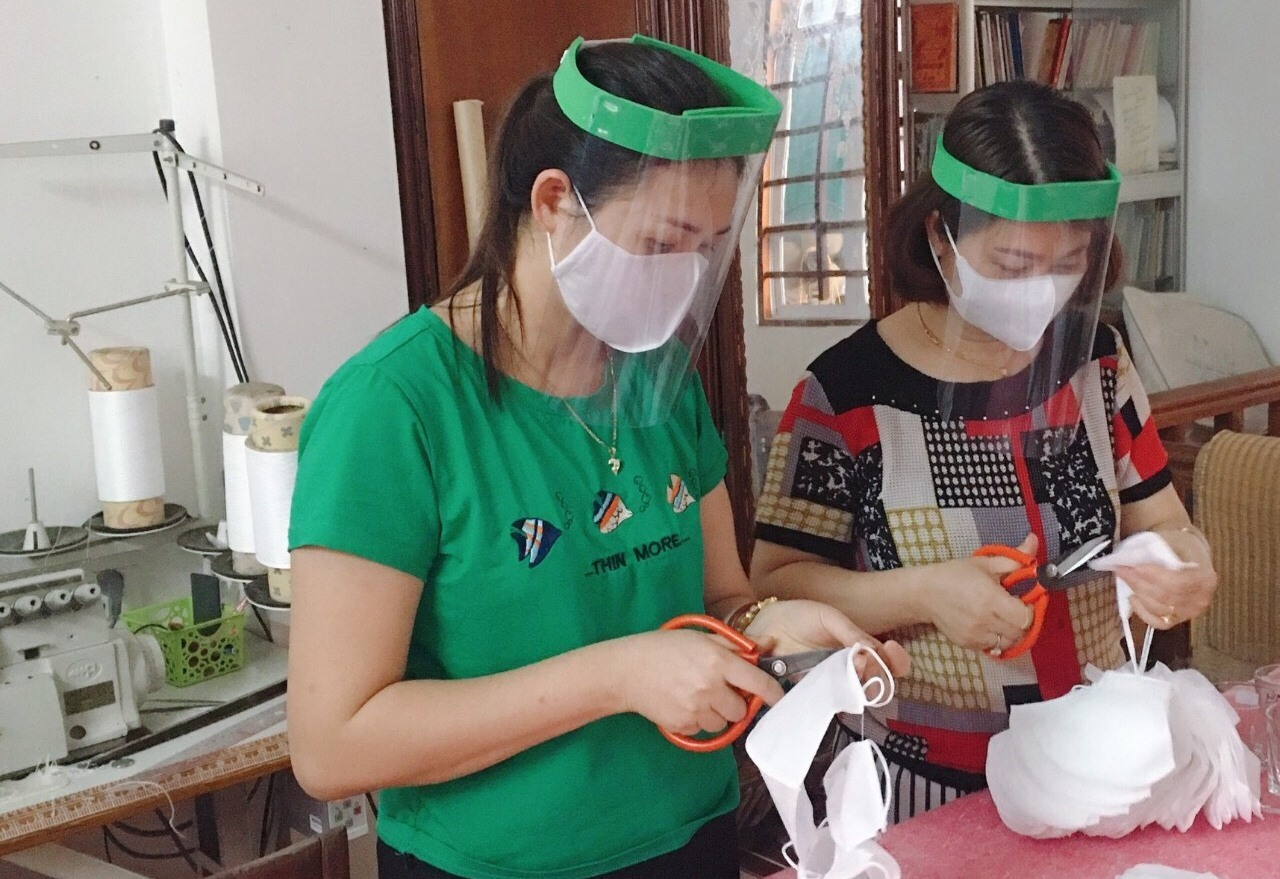 Đồng chí Nguyễn Thị Thuỷ, Chủ tịch CĐCS Trường TH Kim đồng (bên trái) cùng các đồng nghiệp đang thực hiện các khâu may khẩu trang vải. Ảnh: Thanh Xuân