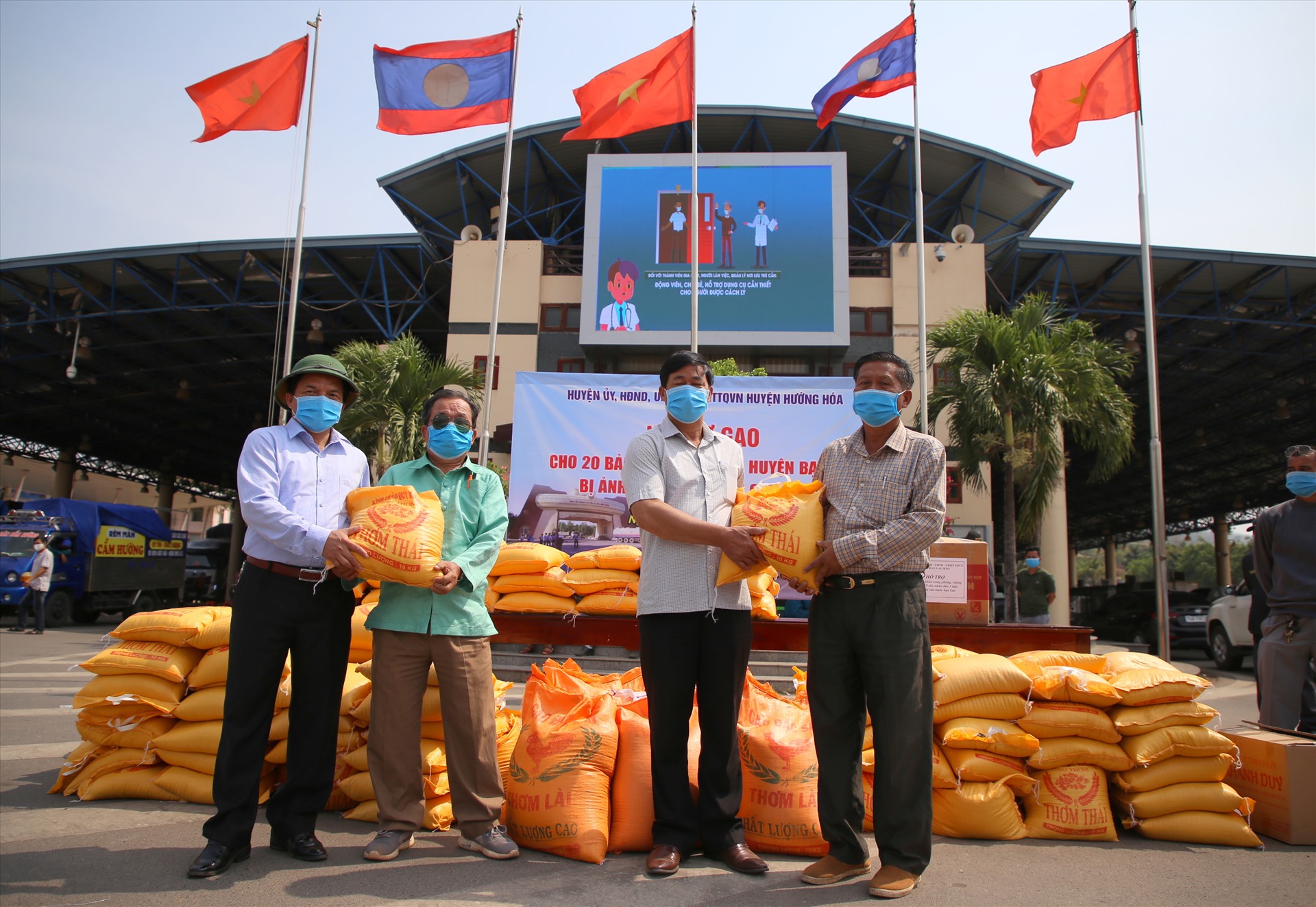 Lãnh đạo UBND huyện Hướng Hóa trao gạo hỗ trợ cho các bản kết nghĩa thuộc huyện Sê Pôn, tỉnh Savanakhet, Lào. Ảnh: Hưng Thơ.
