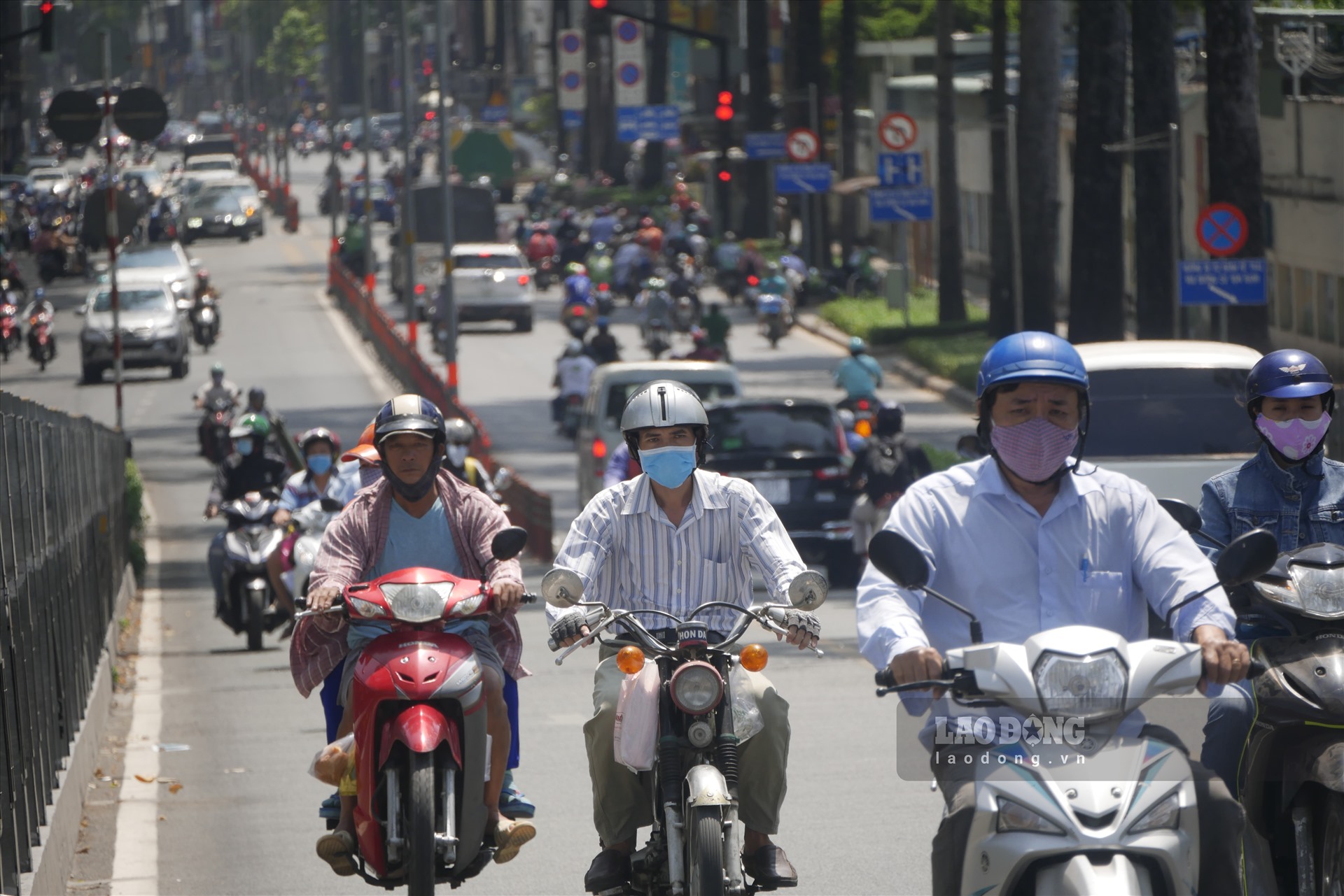 Cũng tương tự như các tuyến đường Võ Thị Sáu, Lý Thái Tổ, Nguyễn Thị Minh Khai... mật độ giao thông trên cầu vượt 3/2 - Nguyễn Tri Phương cũng ghi nhận tình trạng đông đúc.