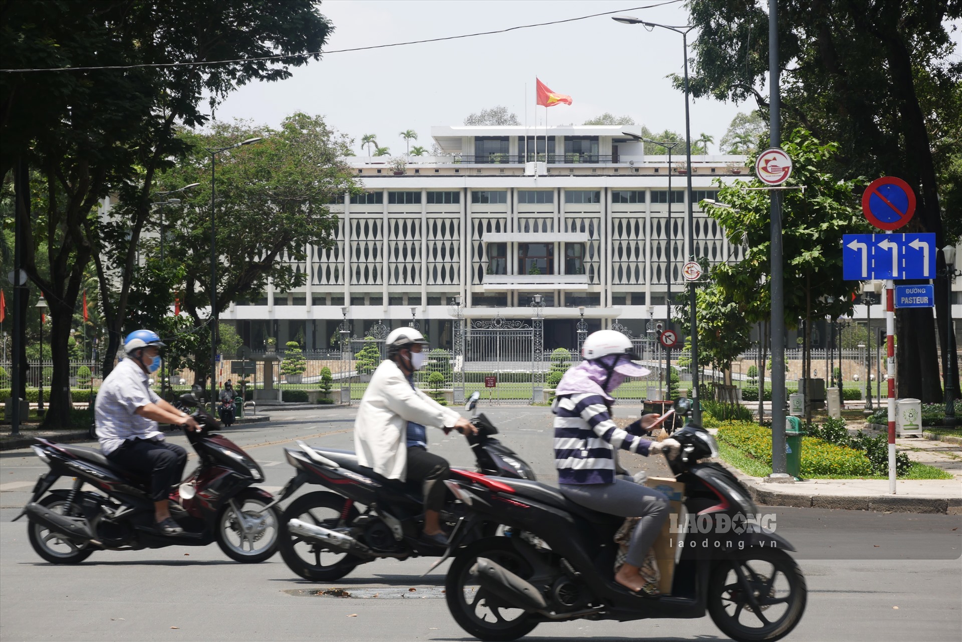 Lượng phương tiện tham gia giao thông đông đúc hơn.