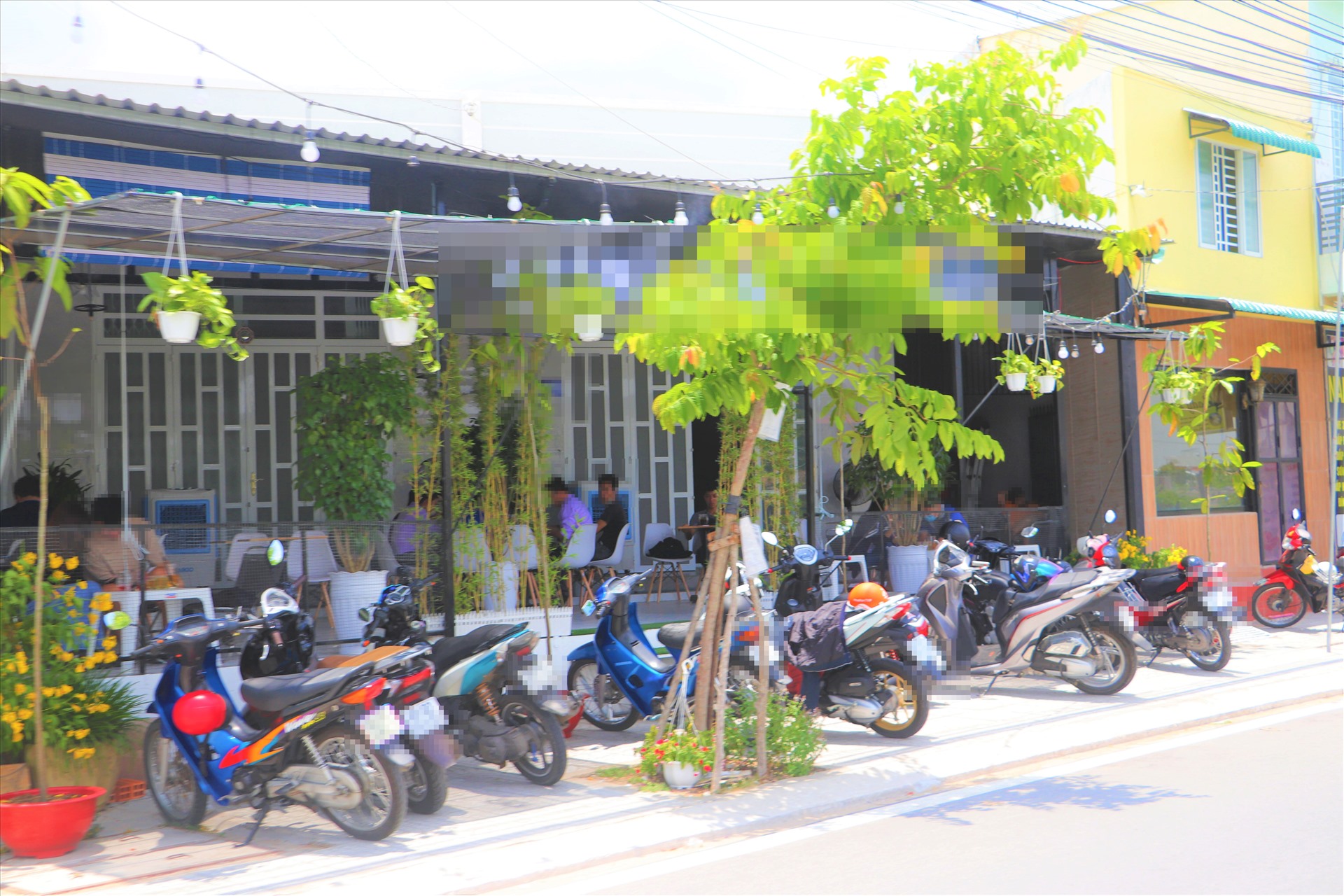 Một quán bán cafe trên bờ hồ Búng Xáng mở cửa đón rất đông khách. ảnh chụp trưa ngày 16.4. Ảnh: Thành Nhân