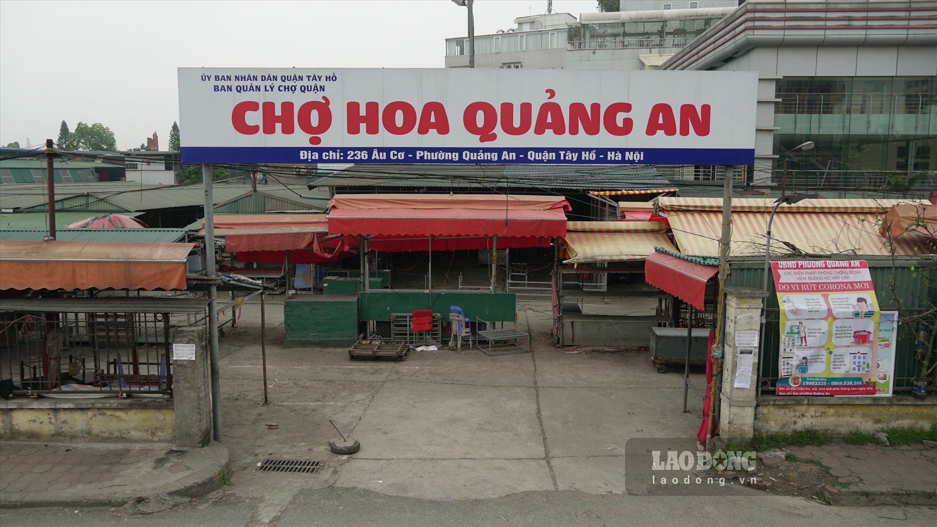 Ngày 16.4, theo ghi nhận của phóng viên, Chợ hoa Quảng An (trên đê Nghi Tàm, Tây Hồ, Hà Nội) đăm chìm trong