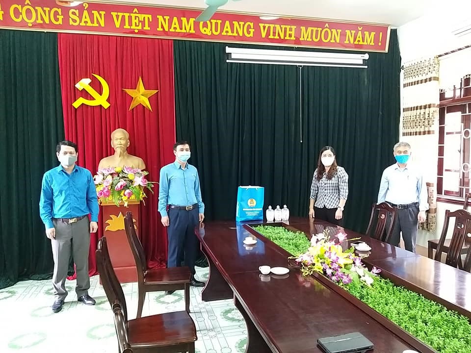 Lãnh đạo LĐLĐ tỉnh Thái Nguyên tặng khẩu trang, nước rửa tay diệt khuẩn cho Trường THPT Bình Yên. Ảnh: Kim Ngân