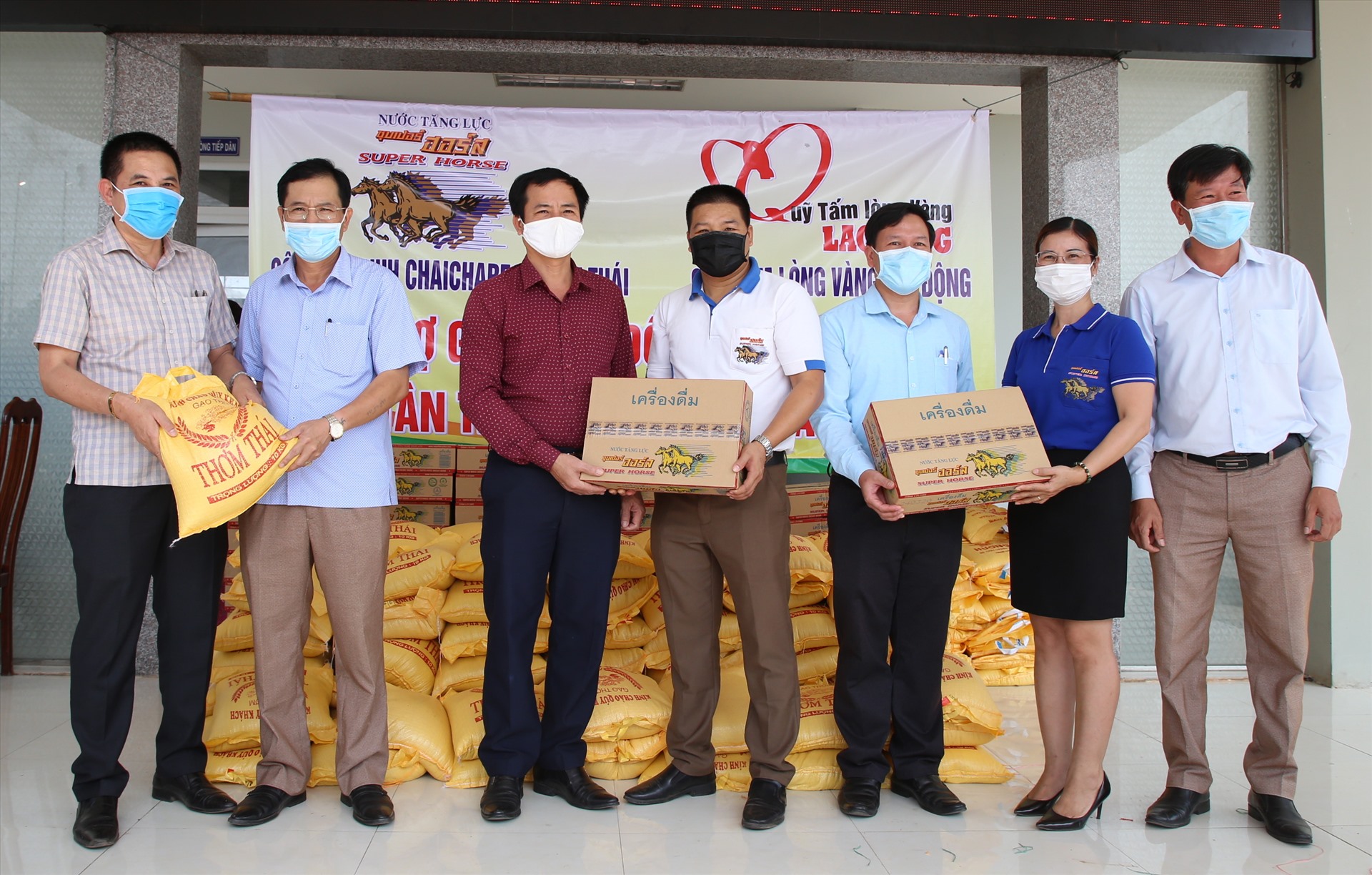 Quỹ Tấm lòng Vàng Lao Động và Công ty TNHH Chaichareon Việt Thái trao gạo và nước hỗ trợ cho người dân ở thị trấn Lao Bảo. Ảnh: Hưng Thơ.