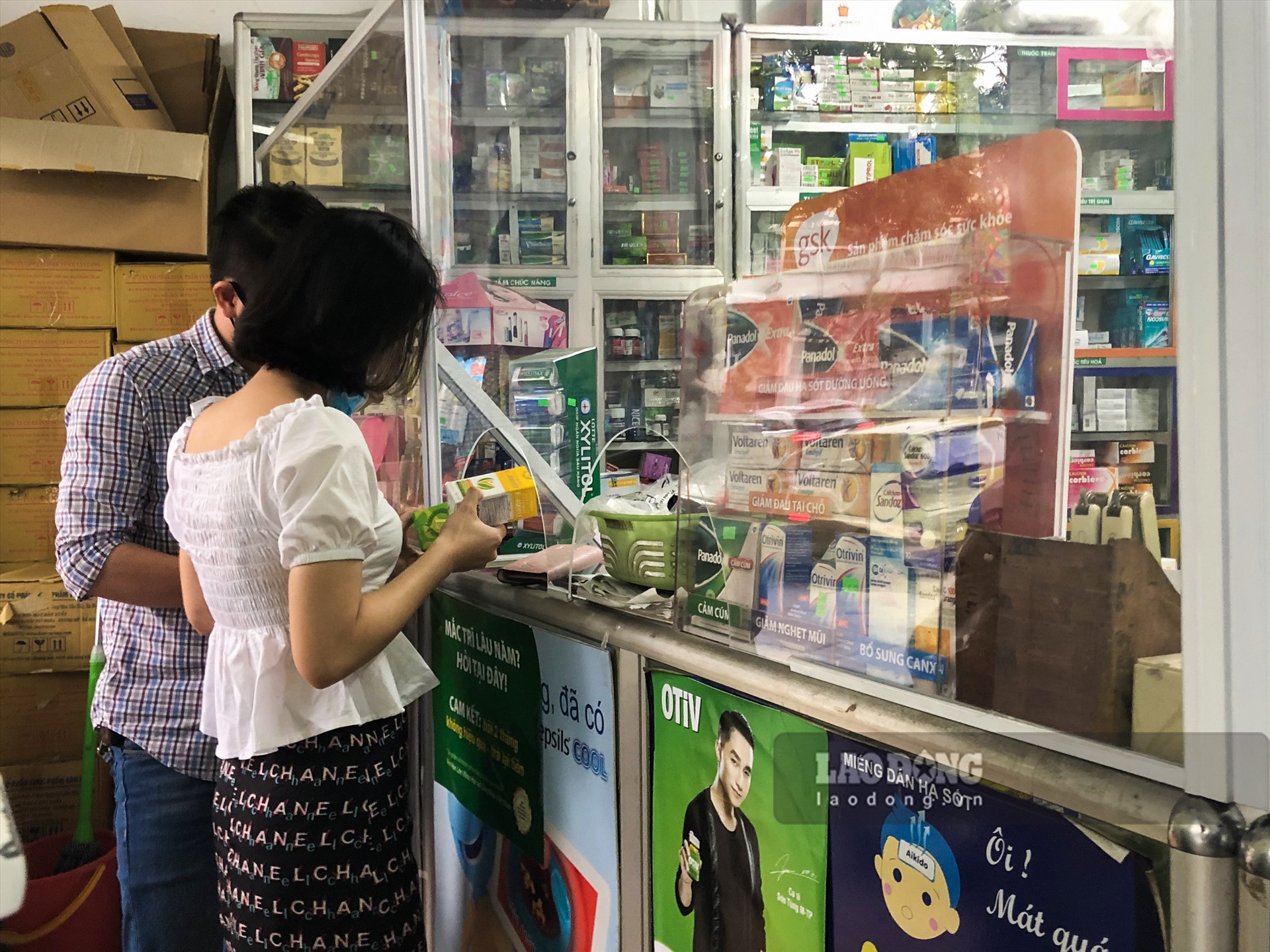 Ghi nhận tại các hiệu thuốc trên địa bàn Hà Nội, việc yêu cầu khai báo y tế được thực hiện nghiêm. Ảnh: Tuấn Anh