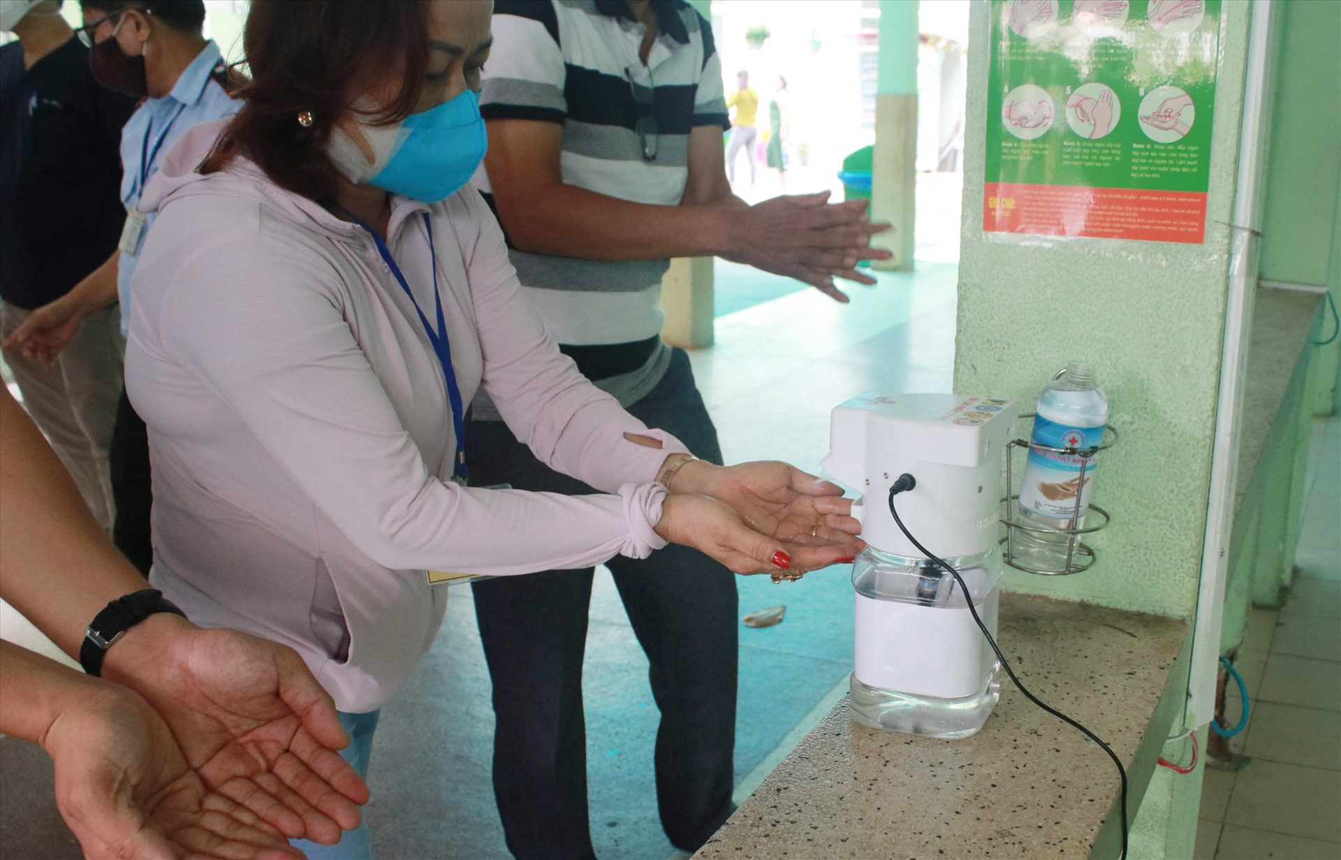Máy sát khuẩn tay tự động “made by sinh viên” được đưa vào sử dụng tại bệnh viện ở Đà Nẵng để chống dịch. Ảnh: Thuỳ Trang