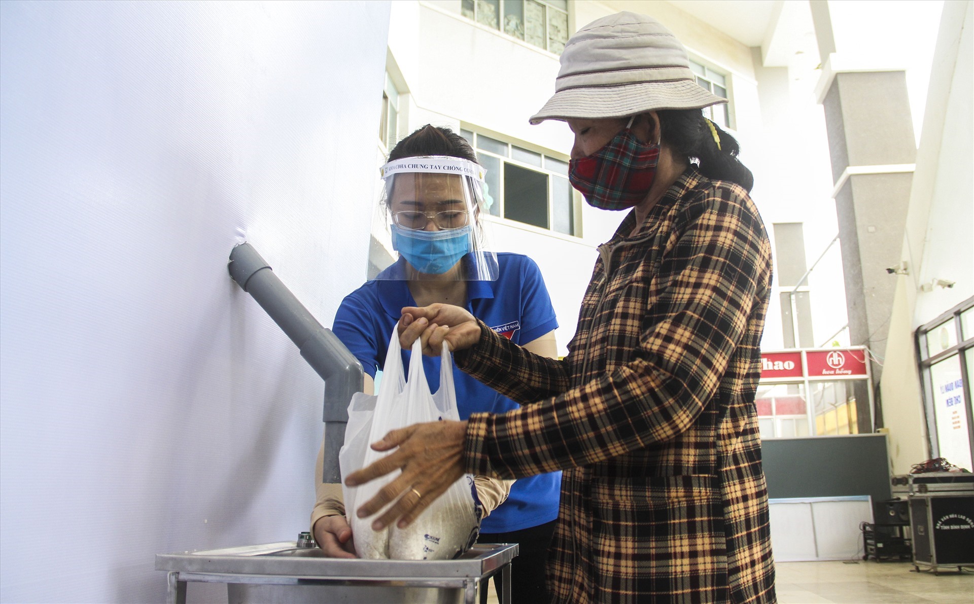 “ATM gạo” hỗ trợ người dân bị ảnh hưởng bởi dịch COVID-19 ở Bình Định. Ảnh: N.TRI