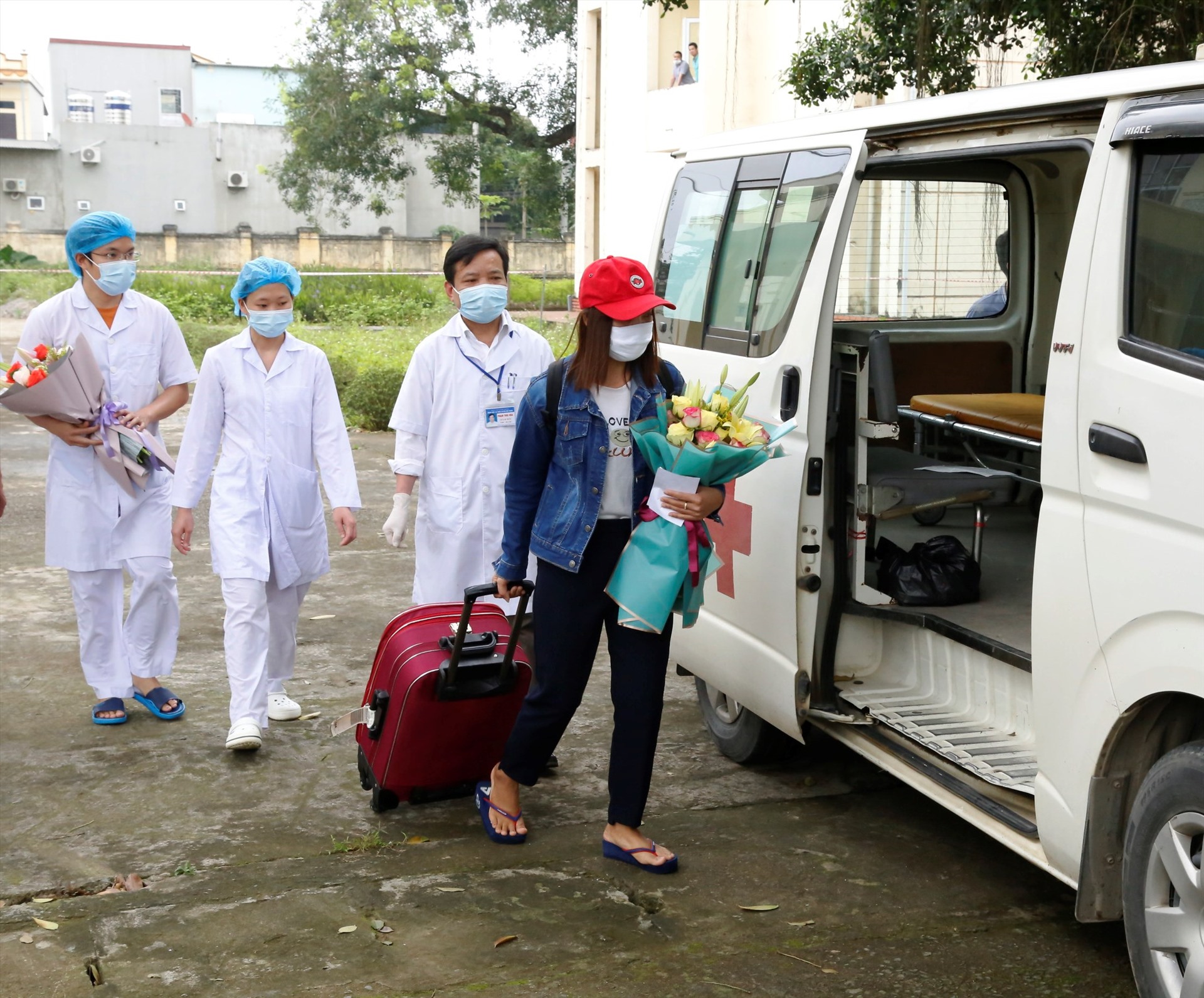 Bệnh viện Đa khoa huyện Nho Quan bố trí xe đưa bệnh nhân 229 về nhà tại Hà Tĩnh. Ảnh: NT