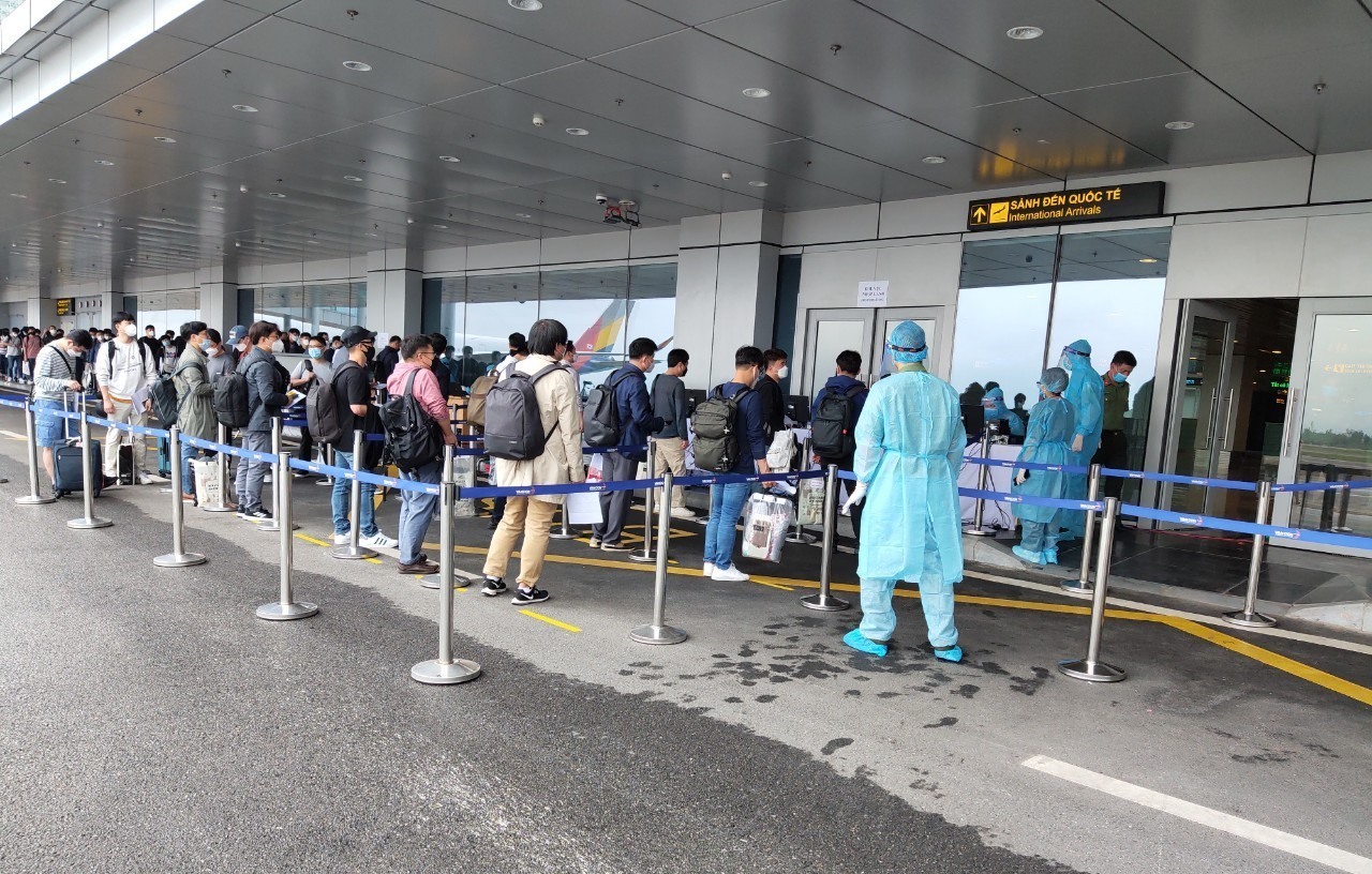Các kỹ sư Hàn Quốc đợi làm thủ tục nhập cảnh tại sân bay Vân Đồn. Ảnh do Sân bay Vân Đồn cung cấp