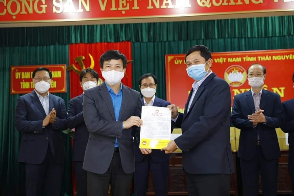 Uỷ ban Mặt trận tổ quốc tỉnh Thái Nguyên (bên phải) gửi thư cám ơn tới Công đoàn và nhân viên Samsung Việt Nam. Ảnh: Quỳnh Oanh