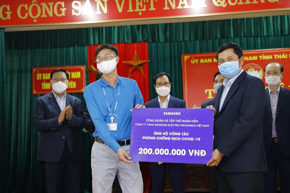 Công đoàn Samsung Điện-Cơ Thái Nguyên trao ủng hộ phòng chống COVID-19 tới Uỷ ban Mặt trận tổ quốc tỉnh Thái Nguyên. Ảnh: Quỳnh Oanh