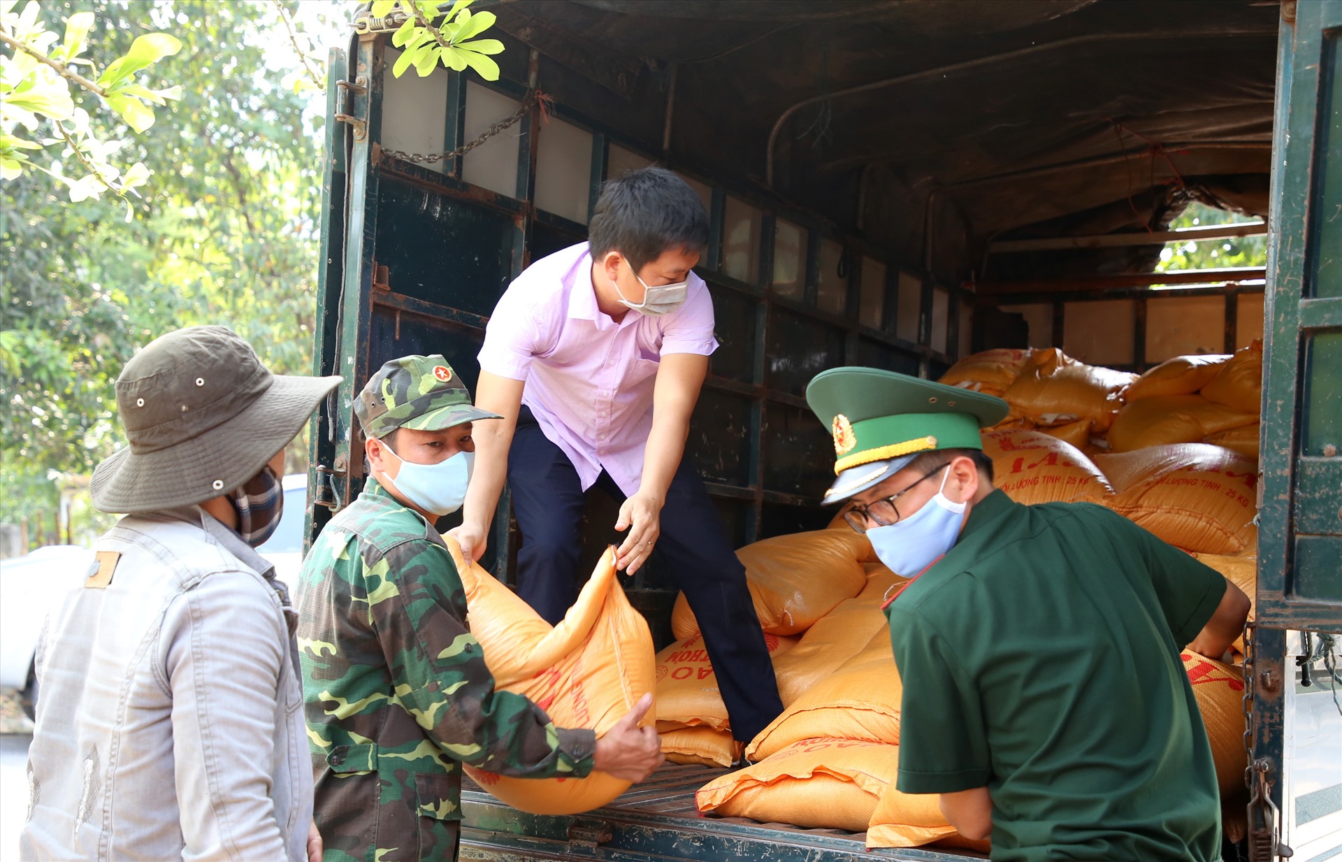 Gạo của Quỹ TLV Lao Động được vận chuyển đến các đồn biên phòng ở khu vực biên giới. Ảnh: Hưng Thơ.