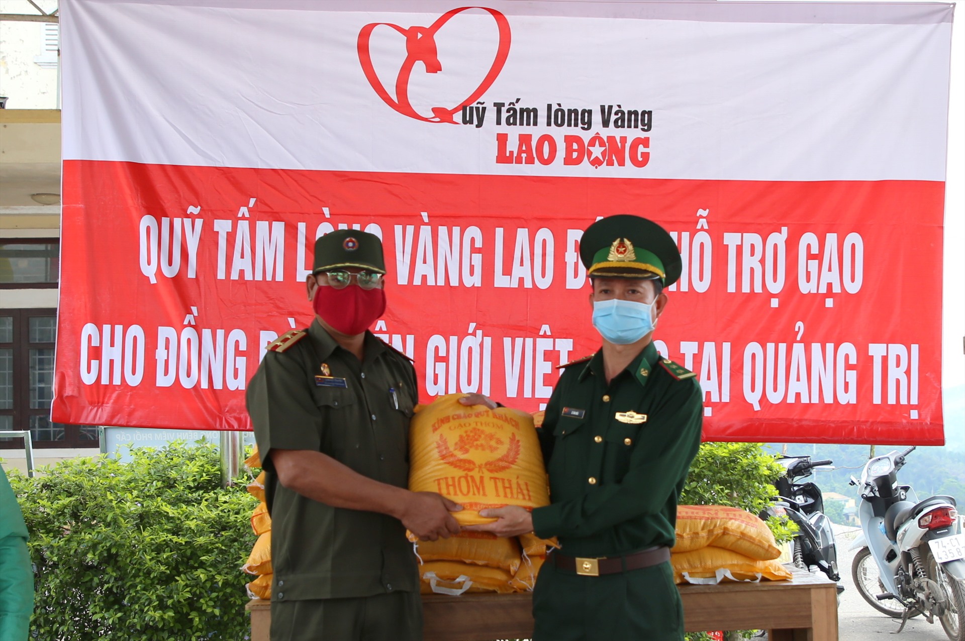 Sau khi tiếp nhận gạo của Quỹ TLV hỗ trợ, Đồn Biên phòng Cửa khẩu Quốc tế La Lay đã kịp thời hỗ trợ cho người dân địa phương và nước bạn Lào. Ảnh: Hưng Thơ.
