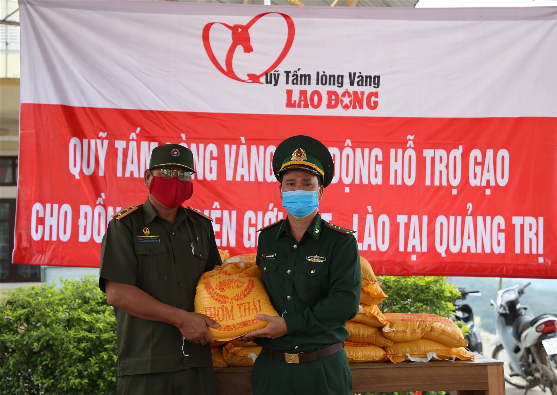 Trao gạo hỗ trợ cho lực lượng bảo vệ biên giới nước bạn Lào. Ảnh: Hưng Thơ.