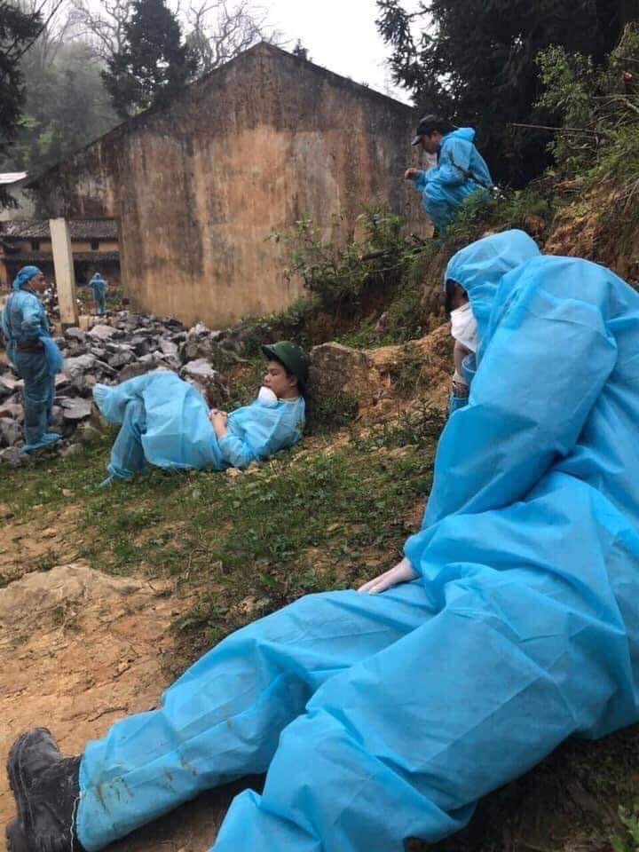 Giây phút nghỉ ngơi hiếm hoi của các cán bộ y tế tham gia dập dịch tại Pín Tủng, xã Phố Là, huyện Đồng Văn, tỉnh Hà Giang. Ảnh: CTV