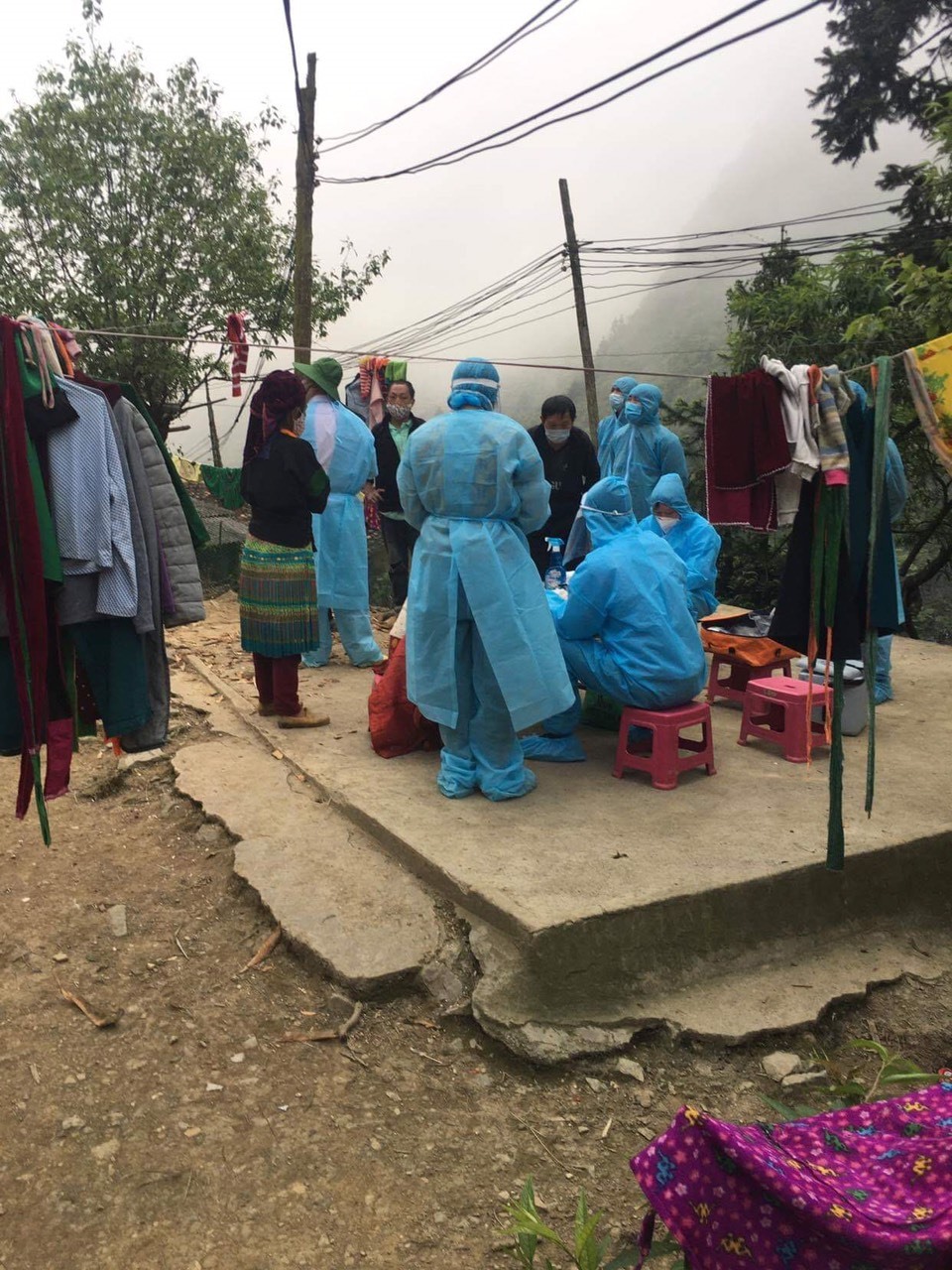 Ngành y tế đã điều tra tiếp xúc và lấy mẫu bệnh phẩm tổng số 318 người liên quan đến bệnh nhân số 268, trong đó có 187 người trong thôn Pín Tủng. Ảnh: CTV