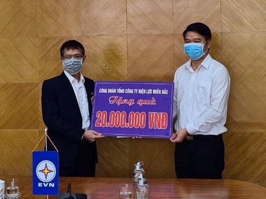 Chủ tịch Công đoàn EVNNPC Trịnh Quang Minh trao số tiền 30 triệu đồng hỗ trợ cho đại diện cán bộ nhân viên PC Bắc Kạn. Ảnh: Tố Vân