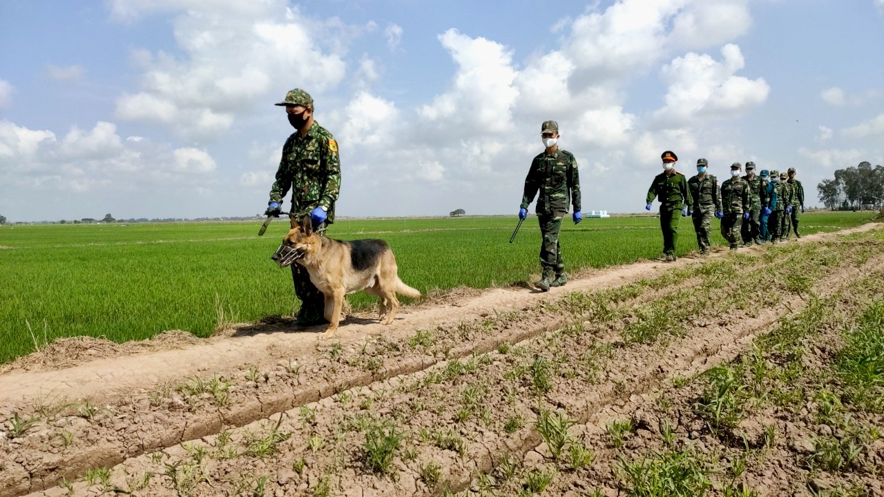 Tuần tra kiểm soát giữa trưa nắng cháy da. Ảnh: LT