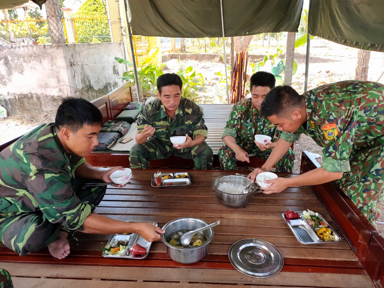 Nên dù rất cố gắng nhưng vẫn hết sức đơn sơ. Ảnh: LT