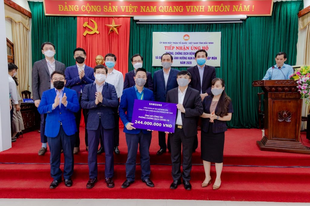 Đại diện Công đoàn Công ty TNHH điện tử Samsung Bắc Ninh trao hỗ trợ tới Uỷ ban Mặt trận tổ quốc tỉnh Bắc Ninh. Ảnh: Linh Diệu