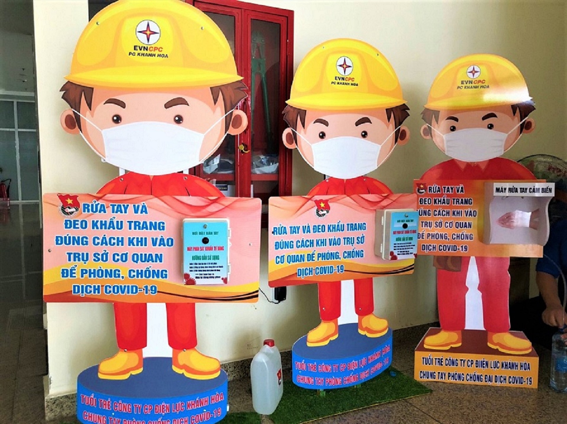 Những chiếc máy rửa tay độc đáo mang hình ảnh người thợ điện được đánh giá cao. Ảnh: H.Tú