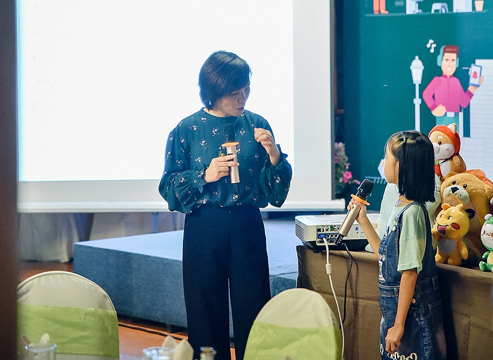Chuyên gia Trang Nhung (trái) trao đổi với trẻ về vấn đề an toàn trực tuyến (ảnh: Vy Trần).