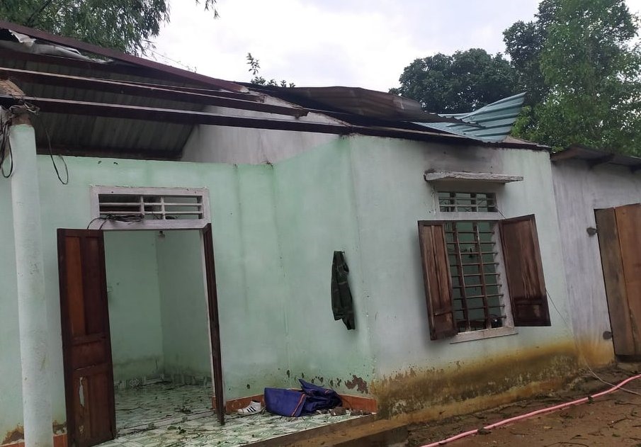 Nhà của người dân bị ảnh hưởng bởi lốc xoáy và mưa. Ảnh: Cổng thông tin điện tử Thừa Thiên Huế.