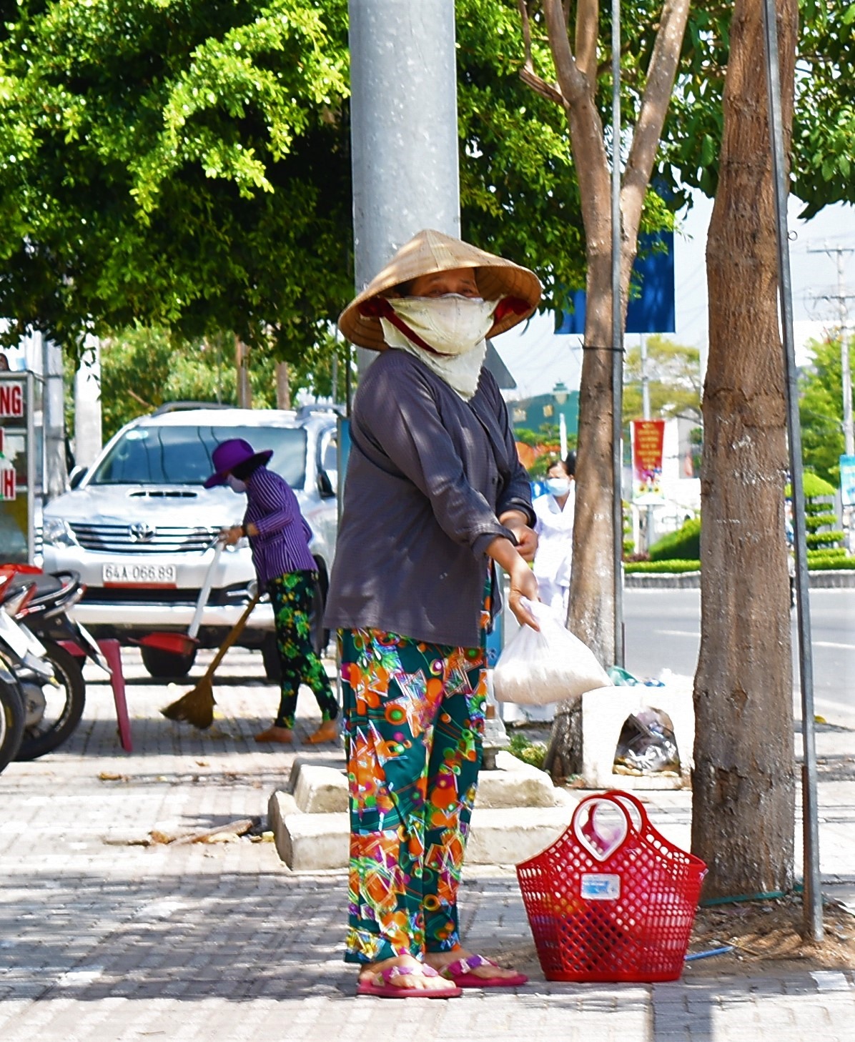 Mỗi bịch gạo là sự san sẻ hỗ trợ người lao động vượt qua khó khăn trong đại dịch COVID-19. Ảnh: Thành Nhân