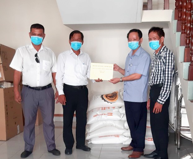 UBMTTQ Việt Nam huyện Phú Quốc tiếp nhận đóng góp của cá thành phần xã hội. Ảnh: HX