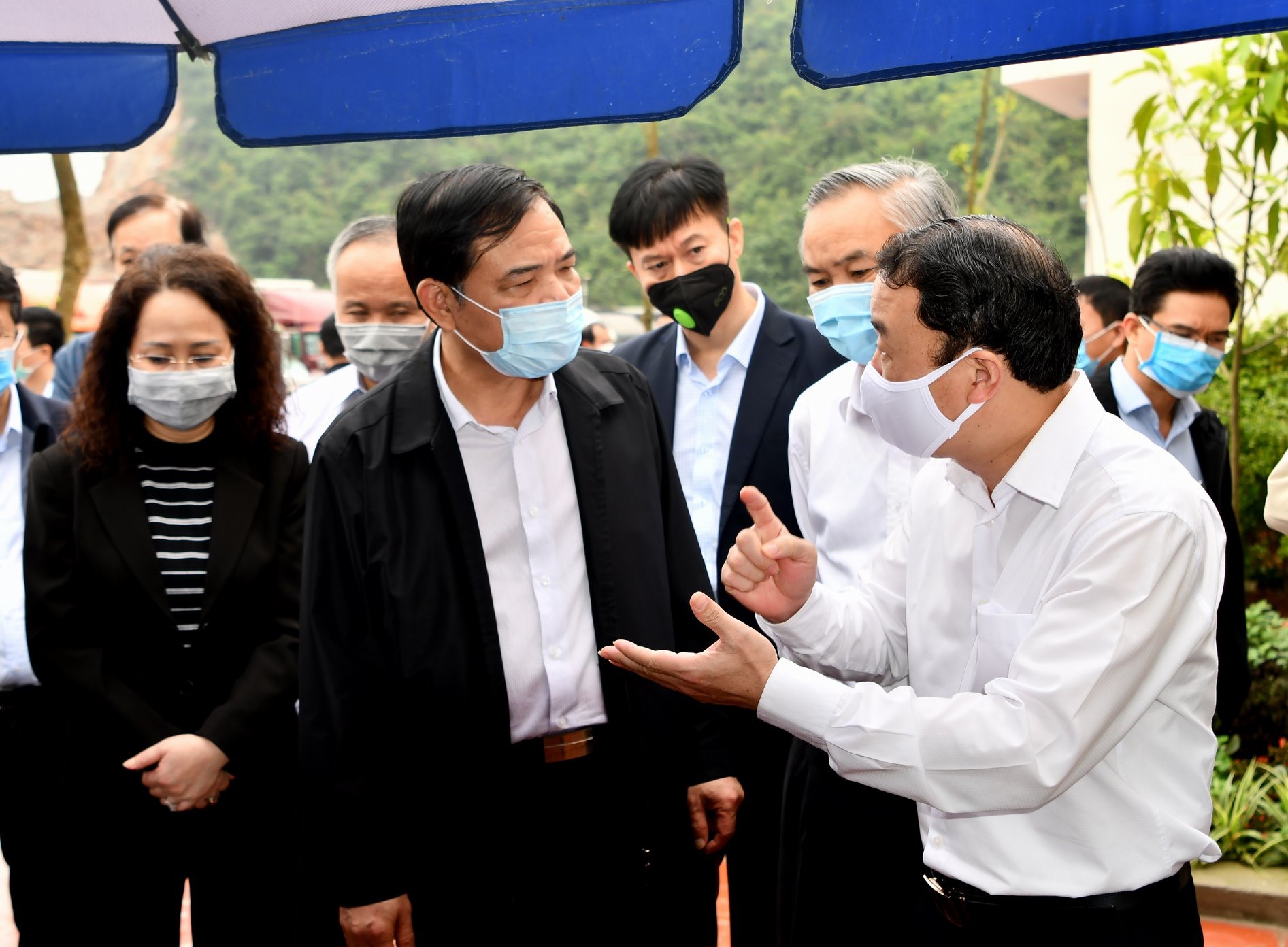 Bộ trưởng Nguyễn Xuân Cường kiểm tra tình hình xuất nhập khẩu tại các cửa khẩu biên giới tỉnh Lạng Sơn. Ảnh: Văn Giang