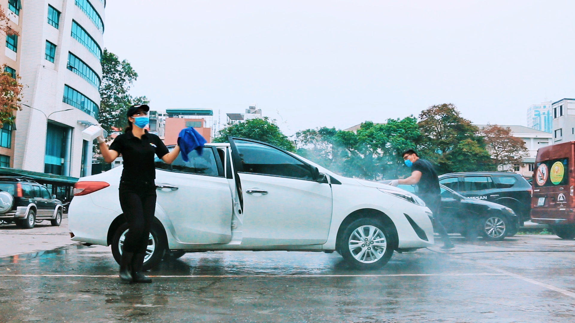 Các nghệ sĩ hào hứng khi tham gia MV “Rửa xe hay hay“. Ảnh: Nhân vật cung cấp.