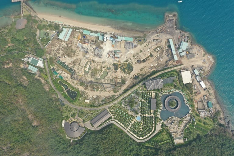 Công ty CP Hòn Tằm biển Nha Trang (Khánh Hòa) đã hủy hoại đất với diện tích hơn 400 m2 (gồm 228,3m2 đất có mặt nước ven biển và 172 m2 đất nằm ngoài ranh giới quy hoạch phê duyệt) theo quy định. Ảnh: Lưu Hoàng