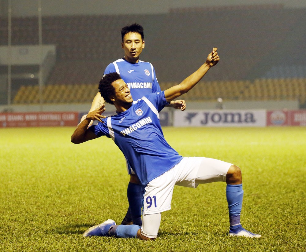 Hải Huy (đứng sau), tiền vệ đang sắm vai trụ cột tại đội Than Quảng Ninh. Ảnh: VPF.